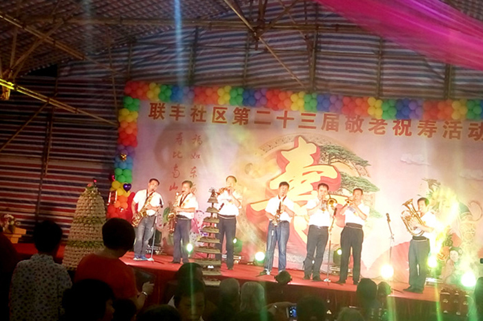 老人們觀賞精彩表演 老人們觀賞精彩表演