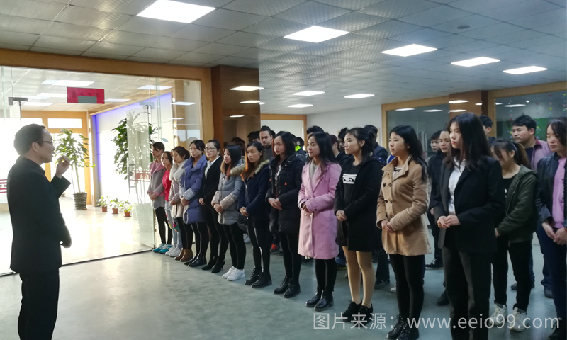 圣元電器的伙伴們?cè)陂_(kāi)早會(huì)