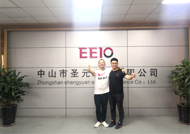 環(huán)形變壓器生產商郭總與中山客戶合影